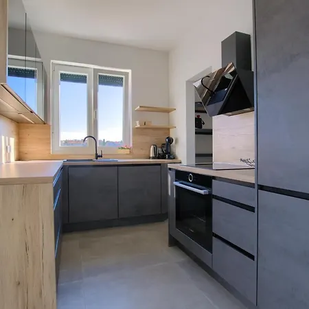 Modern Two Bedroom “sky View” In Stinjan Apartment *