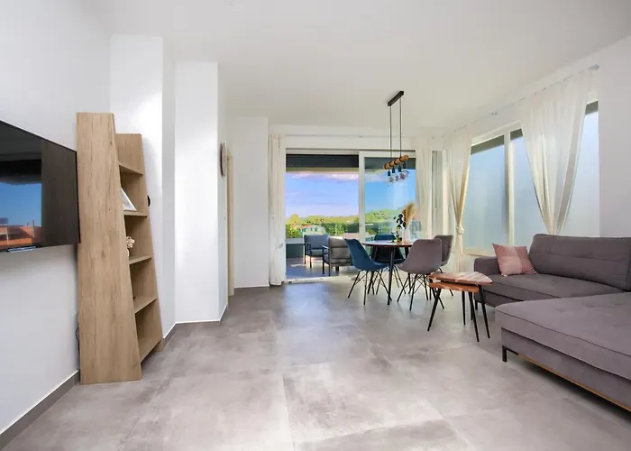 Lägenhet Modern Two Bedroom “sky View” In Stinjan