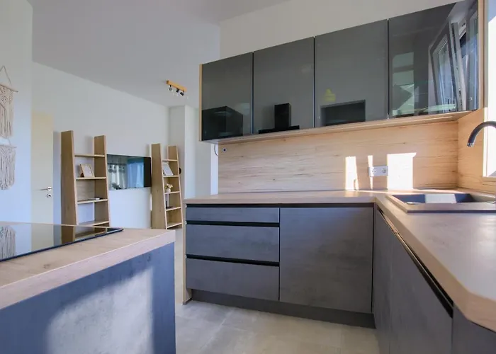 Modern Two Bedroom “sky View” In Stinjan 아파트 풀라